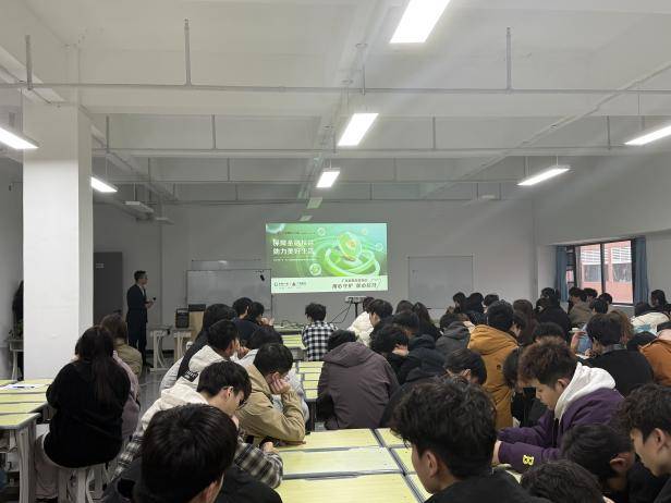 广发银行郑州新郑支行开展金融知识宣传活动,助力校园金融安全