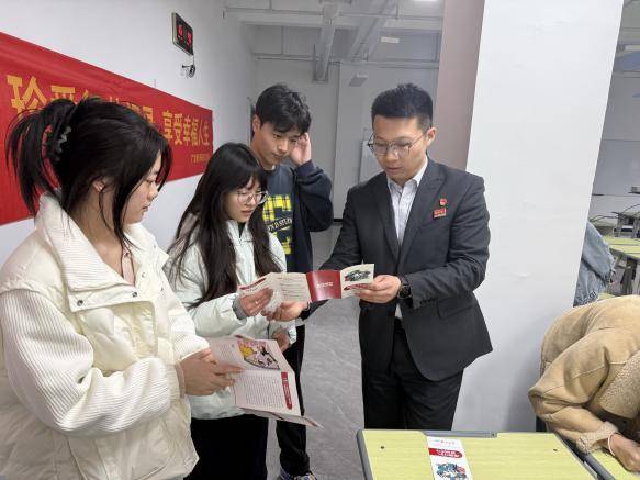 广发银行郑州新郑支行开展金融知识宣传活动,助力校园金融安全