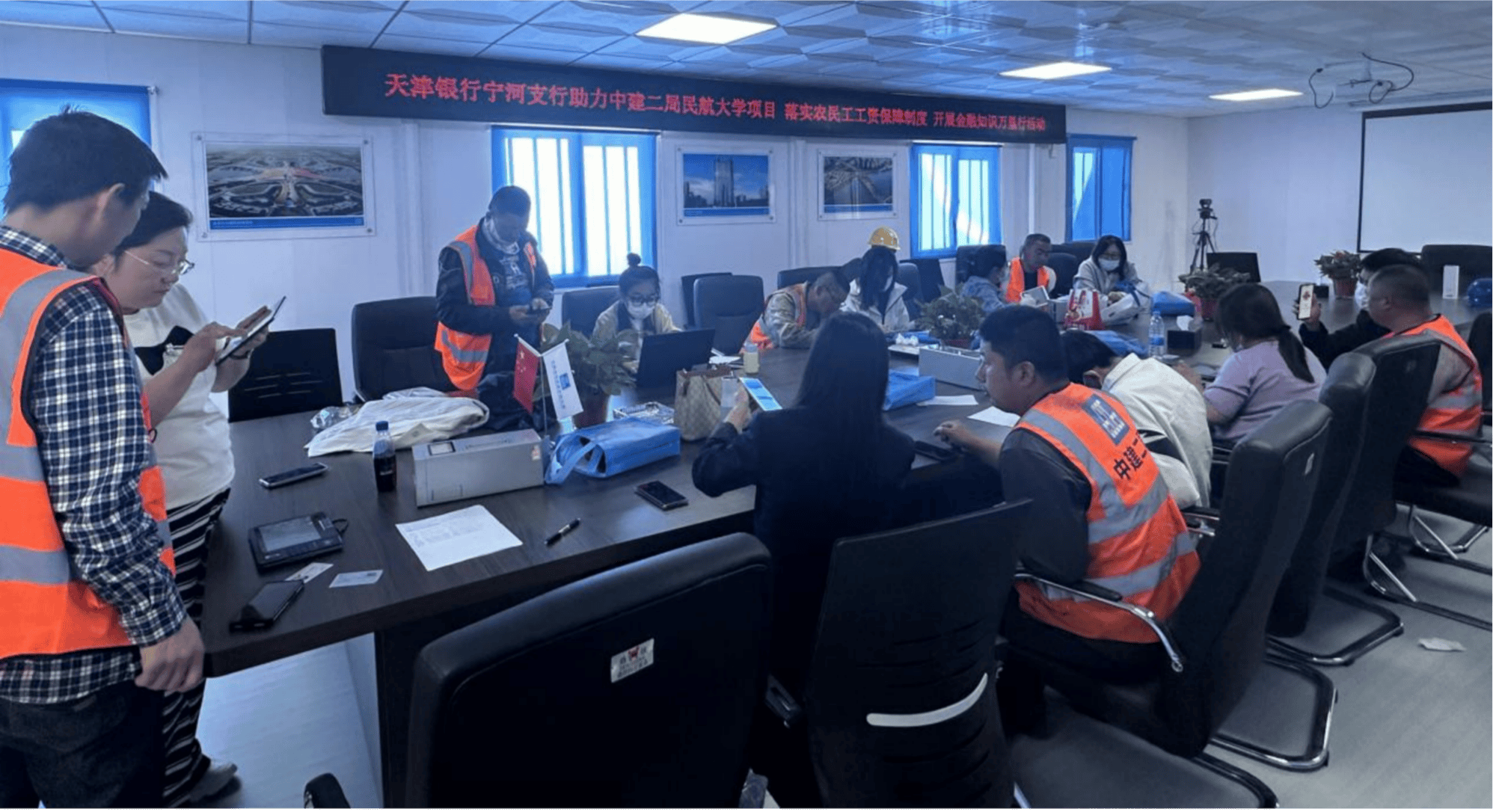 天津银行“金融直通车”开进工地