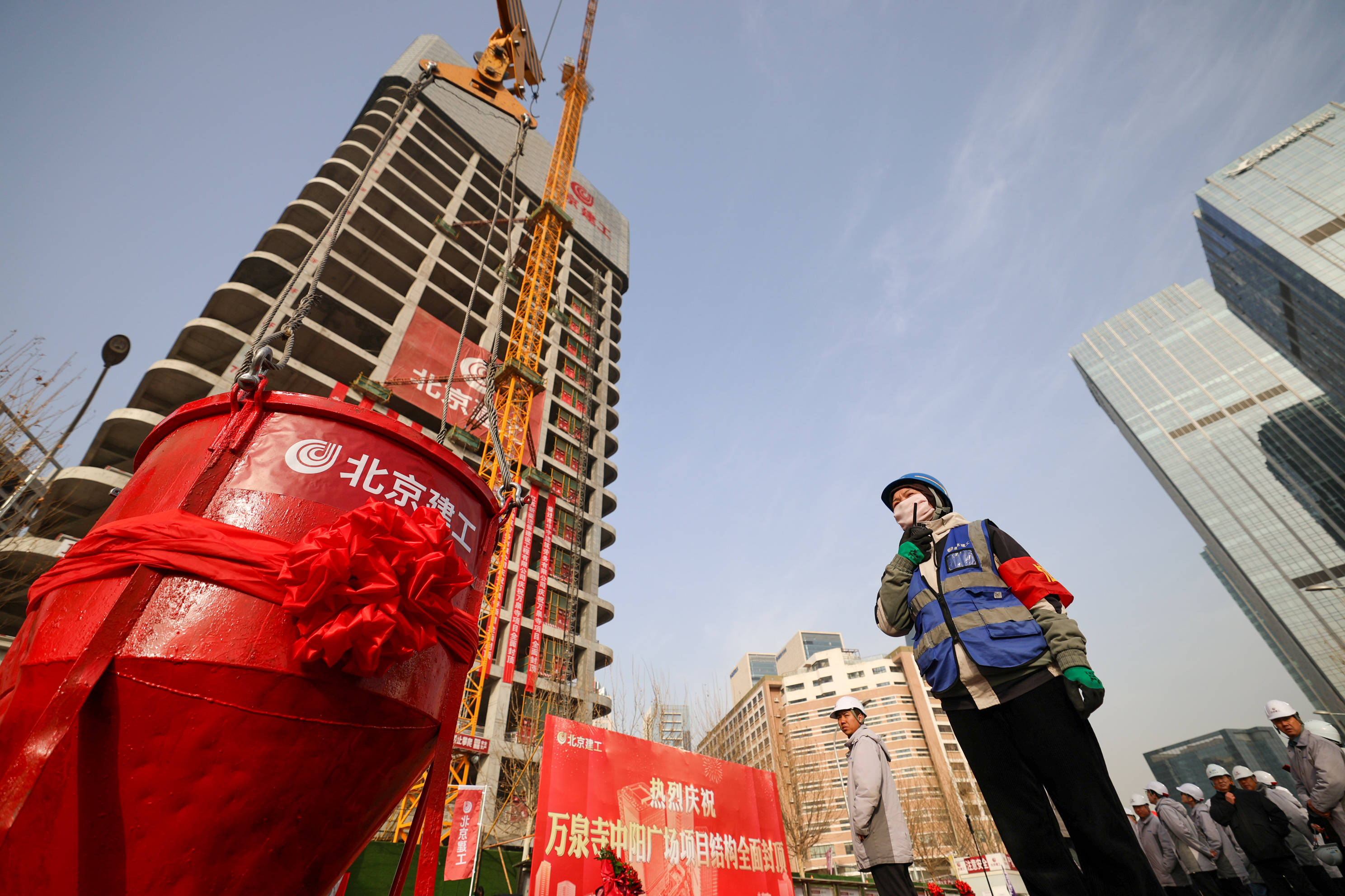 水中建“长城”,丰台丽泽金融商务区万泉寺中阳广场结构封顶