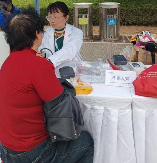 华泰人寿河南分公司走进如意湖广场开展金融教育宣传活动