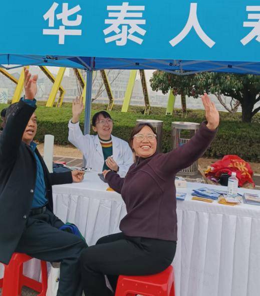 华泰人寿河南分公司走进如意湖广场开展金融教育宣传活动