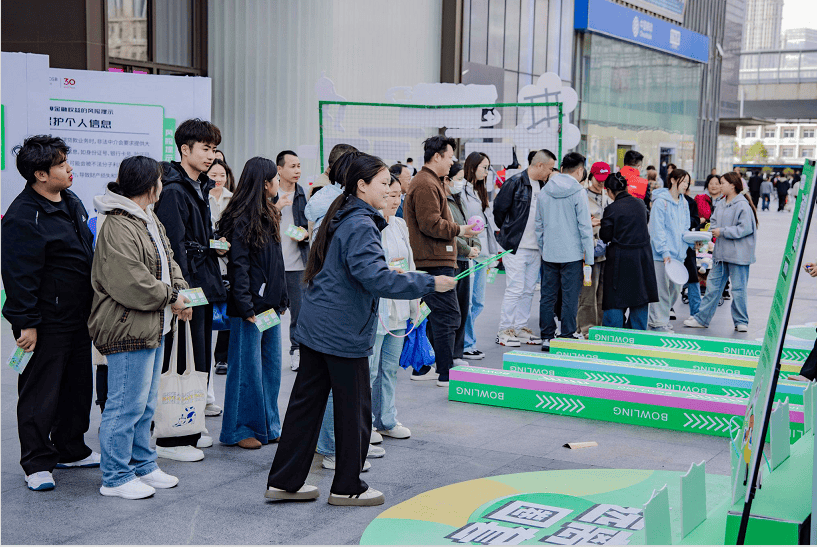 广发银行郑州分行走进新田360广场商圈开展“3·15”金融教育宣传活动