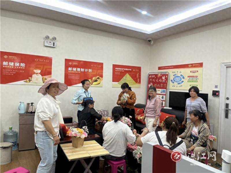 “花”开邮政金融点 知识芬芳沁心田