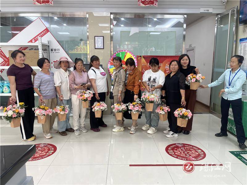 “花”开邮政金融点 知识芬芳沁心田