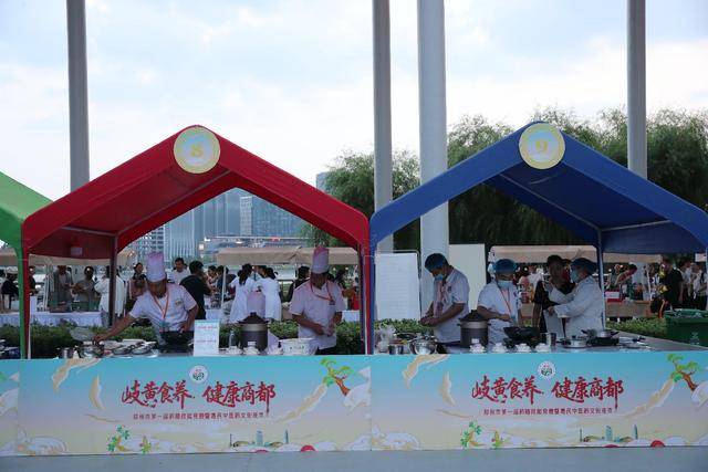 健康与美味相伴 郑州金融岛举办药膳夜市