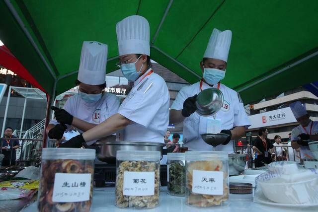 健康与美味相伴 郑州金融岛举办药膳夜市