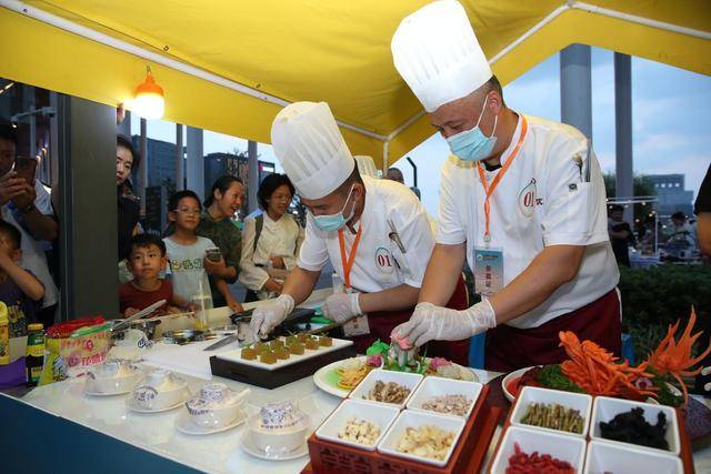 健康与美味相伴 郑州金融岛举办药膳夜市