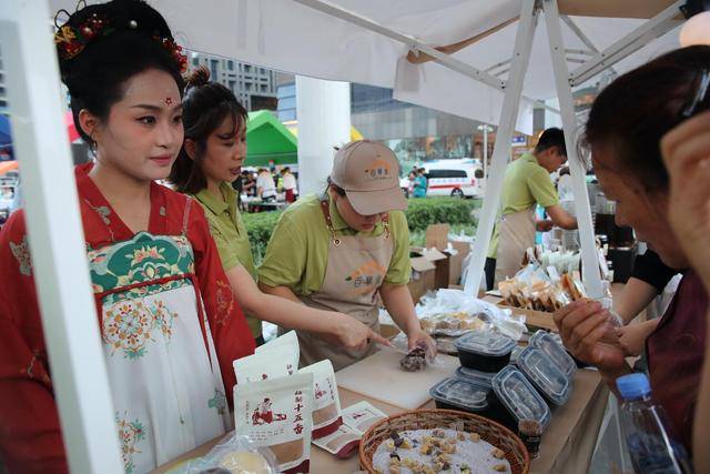 健康与美味相伴 郑州金融岛举办药膳夜市