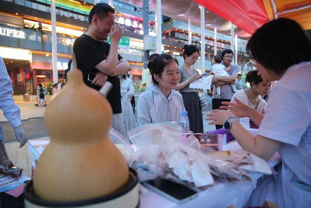 健康与美味相伴 郑州金融岛举办药膳夜市