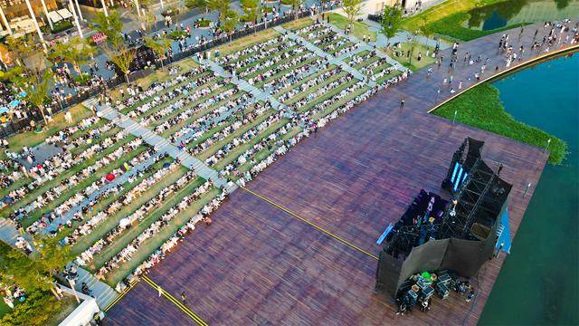 郑州金融岛落日音乐会激发夜经济活力