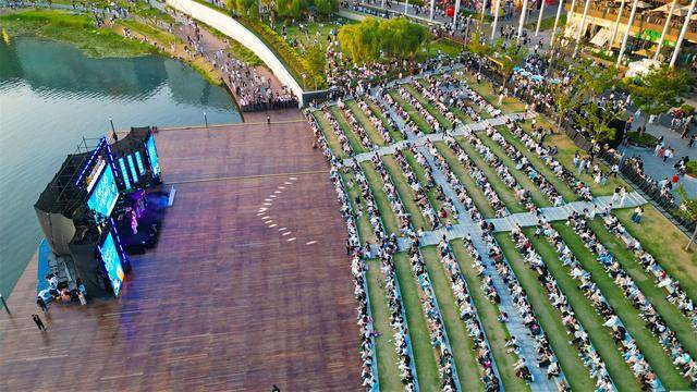 郑州金融岛落日音乐会激发夜经济活力