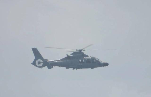 面对菲海警的驱逐,中国侦察船不语,舰载机起飞,直接4个字定性