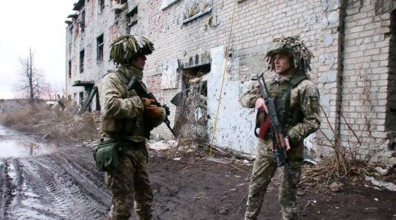 俄军敢死队突入红军城,乌军被打得手忙脚乱,泽连斯基面临“逼宫”局面