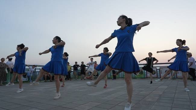 自贡荣县:“枇杷云顶”孕生机 夏夜山巅聚欢颜