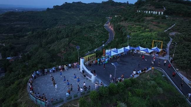 自贡荣县:“枇杷云顶”孕生机 夏夜山巅聚欢颜