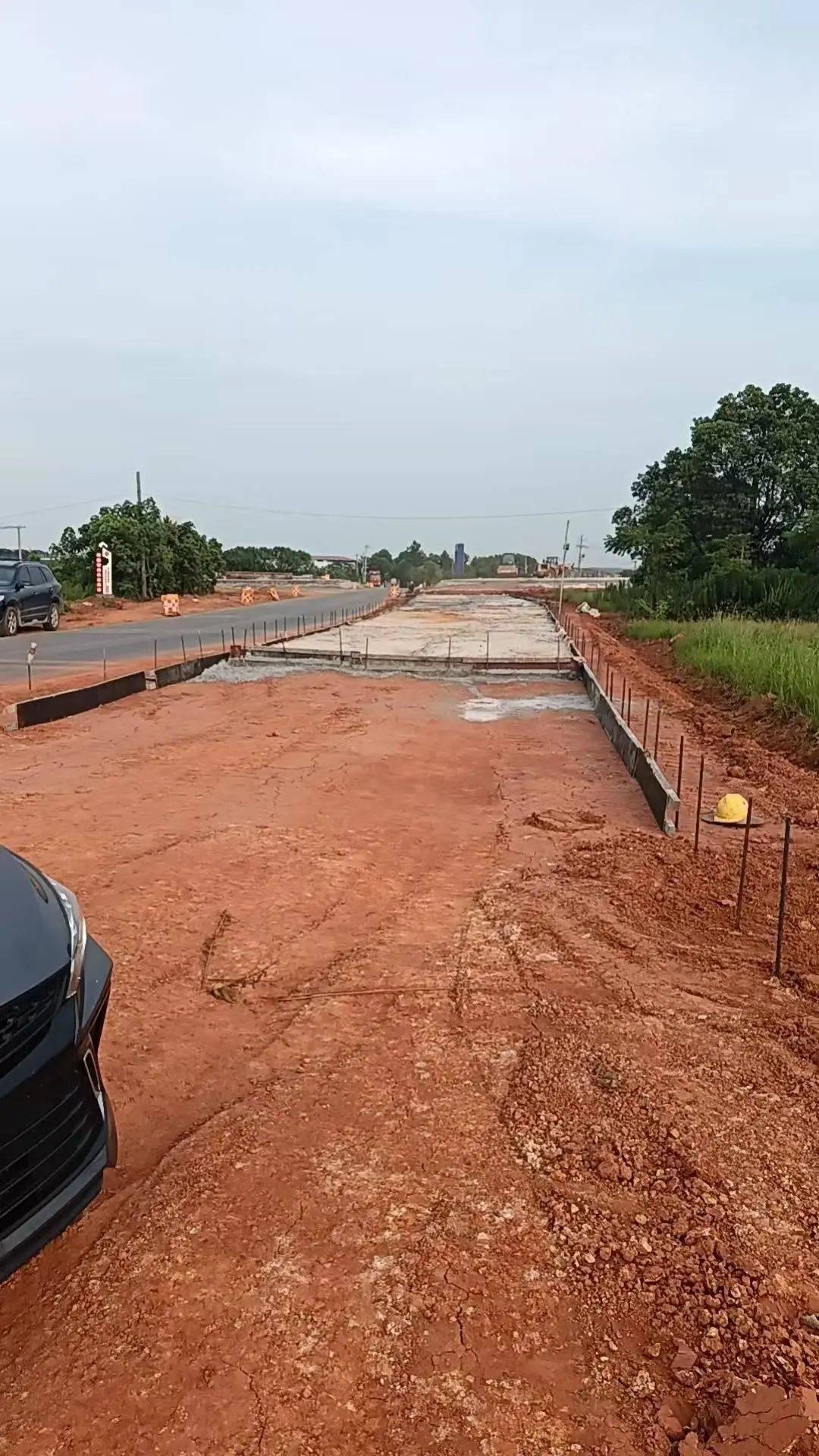 54岁农民工在工地附近如厕被气枪击杀,肇事者自首,用工单位愿补偿25万,家属发声