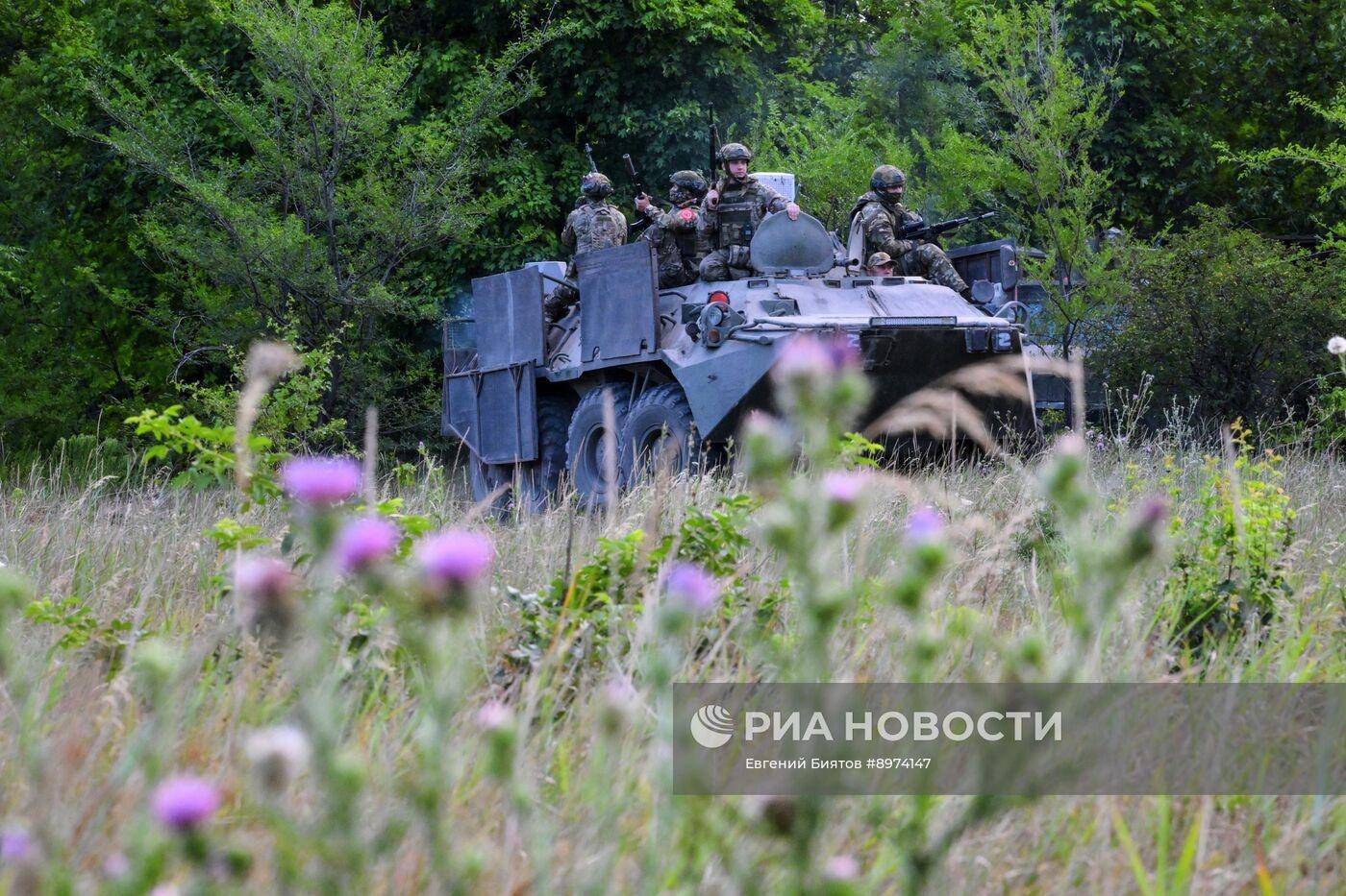 普京就差笑出声了，数十万俄军持续激战：逼迫特朗普露出真正面目