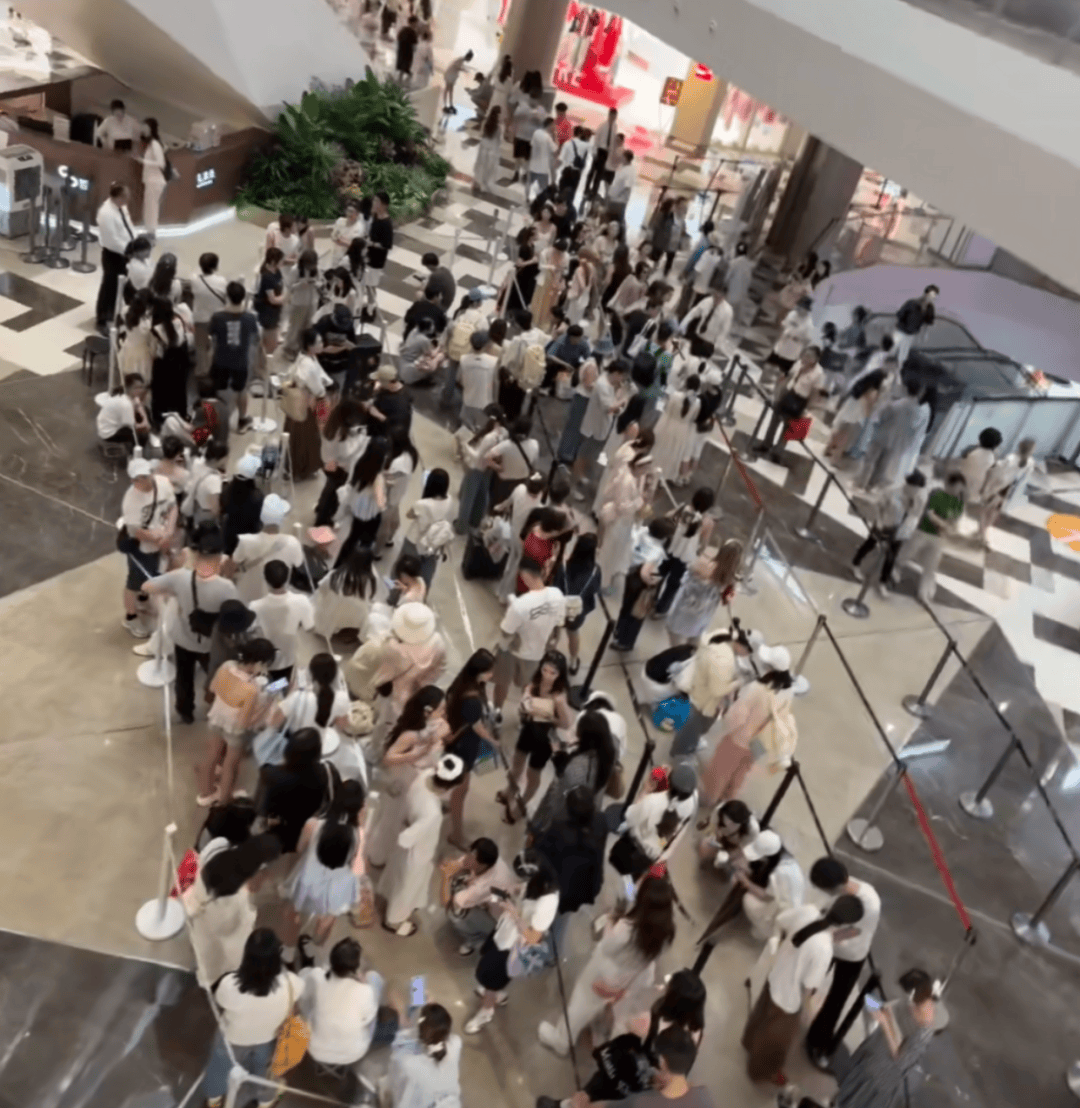 开业第一天就闭店!人多到崩溃,排队超8小时,品牌道歉,补偿方案公布!