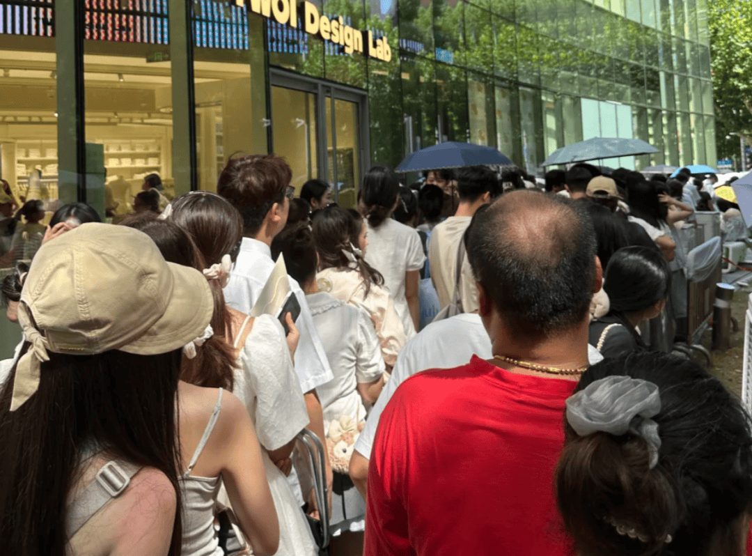 开业第一天就闭店!人多到崩溃,排队超8小时,品牌道歉,补偿方案公布!