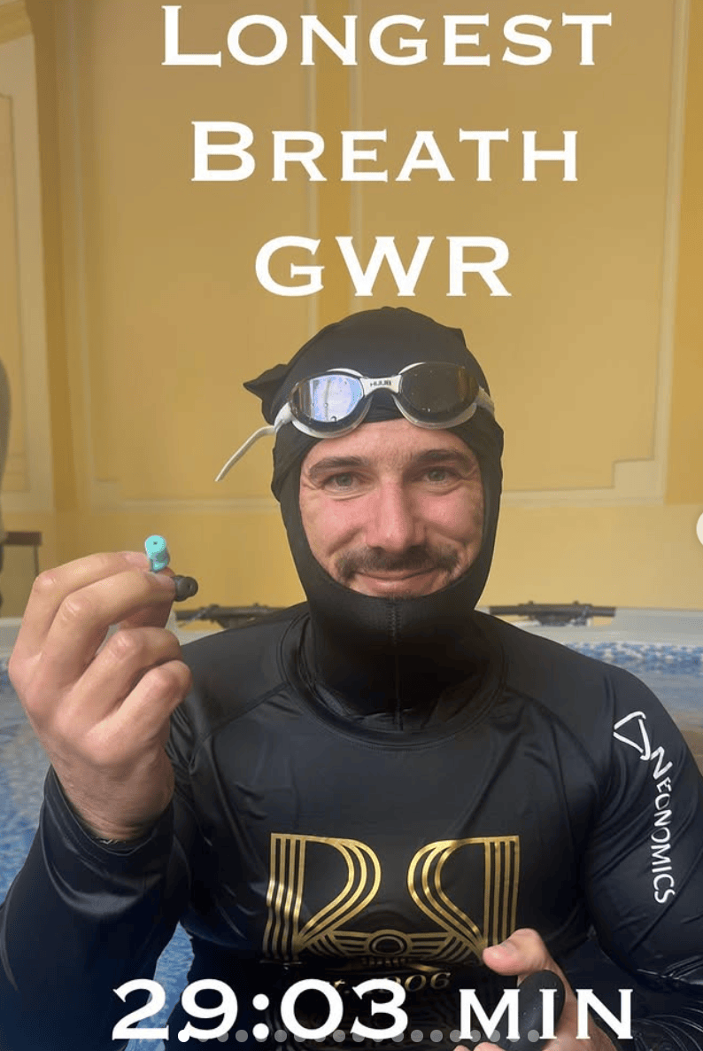 男子水下憋气29分钟刷新世界纪录,时长大约是海豚2倍