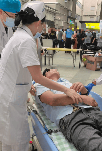 东莞一男子陪同家人就诊时突然倒地,护士“火眼金睛”抢回生机