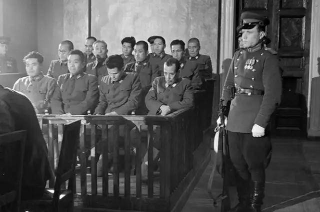 离谱!俄罗斯把日本雇佣兵俘虏关笼子里游街示众?和中国有关系?