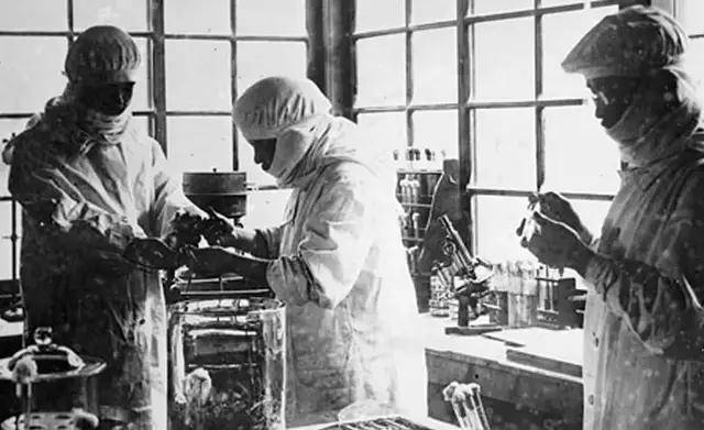 离谱!俄罗斯把日本雇佣兵俘虏关笼子里游街示众?和中国有关系?