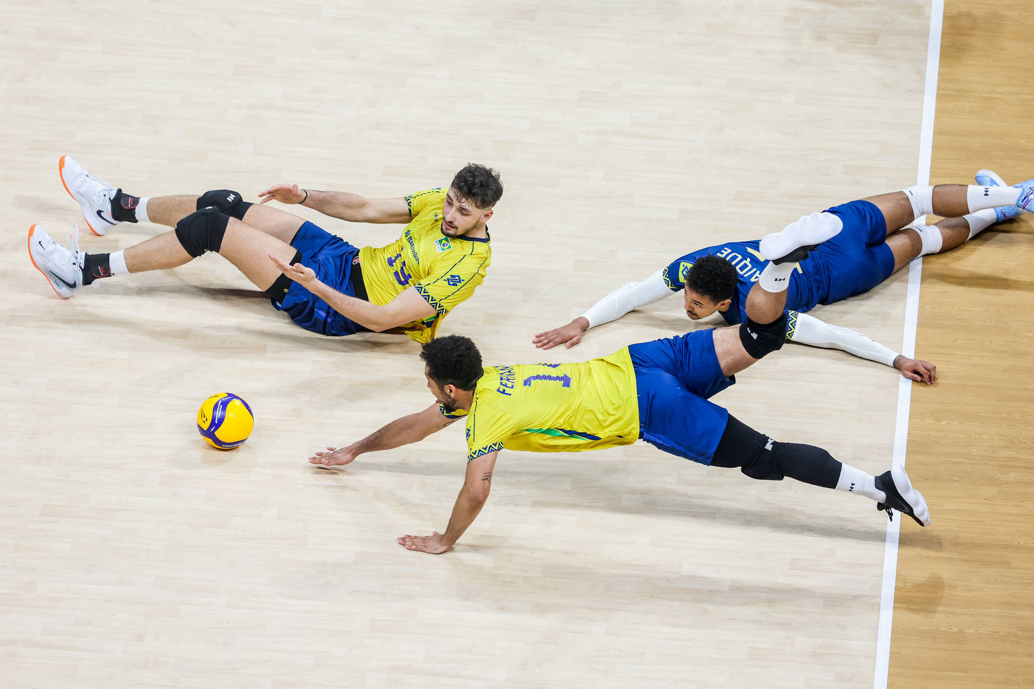 （体育）排球——男排世锦赛：中国队不敌巴西队