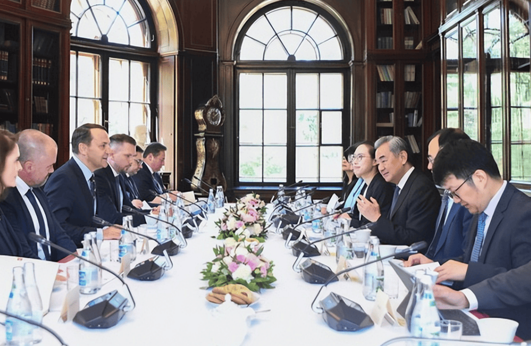 波兰外长向王毅解释,为何切断中欧贸易通道,顺带还告了俄罗斯一状