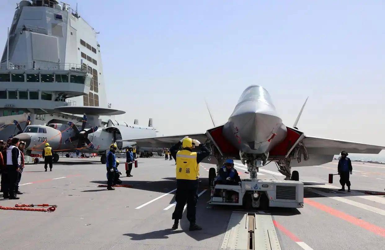 现场高清大图!一起感受舰载机弹射起飞“首秀”震撼瞬间
