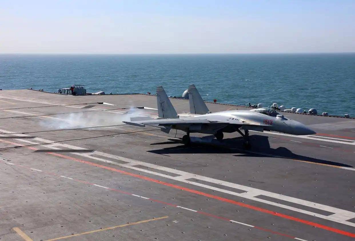 现场高清大图!一起感受舰载机弹射起飞“首秀”震撼瞬间