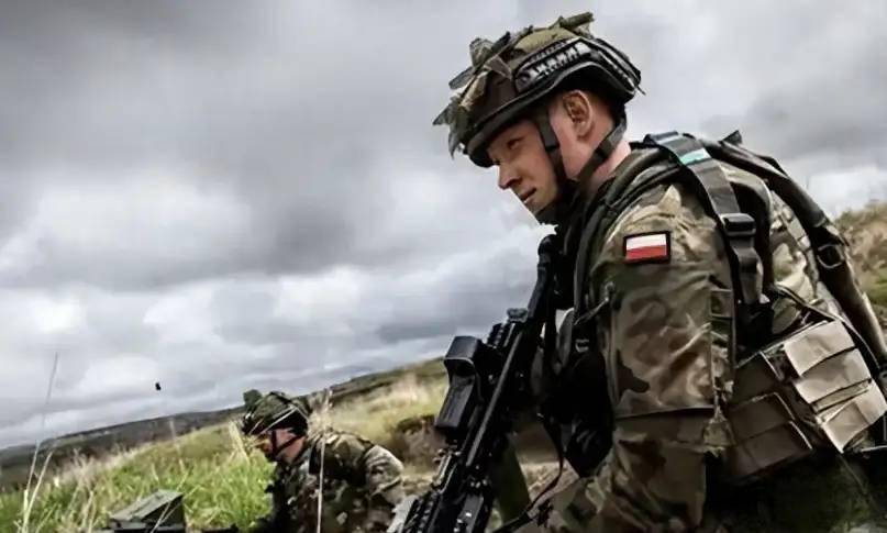 波兰阻碍中欧班列，英国强势插手，不到一天，中俄就迅速反击